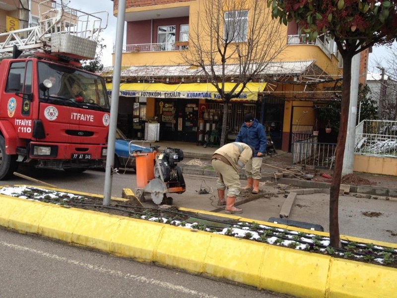 Sokak lambaları tamiratı ve Kar yağışı nedeniyle tuz serilmesi.