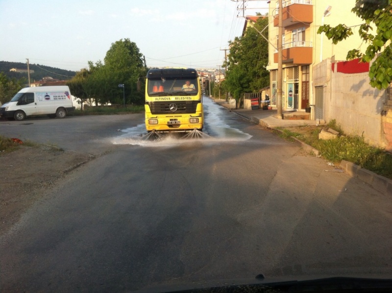 İlçe içerisinde sokak temizliklerine devam edildi.