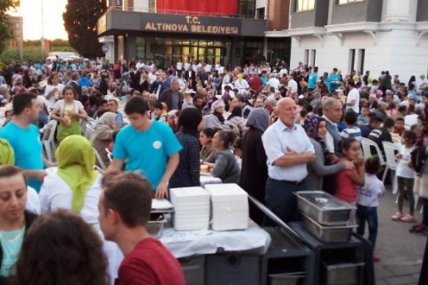 AK Parti’yi buluşturan iftar… Vakit Altınova vakti