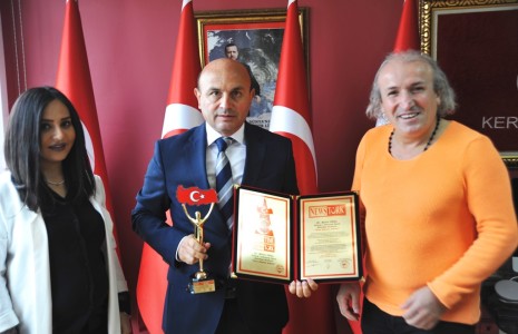 Başkan Oral’a ‘Yılın Hizmet Adamı’ ödülü