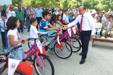 Sınıf birincilerine bisiklet