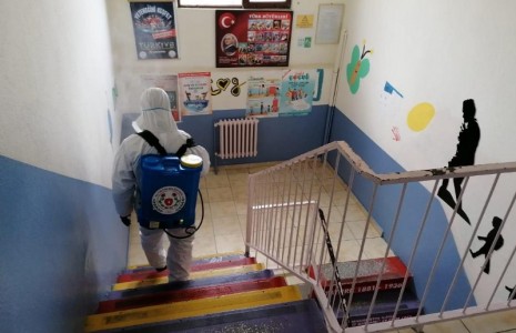 Altınova’da okullar ilaçlandı