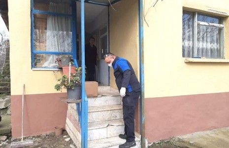 Yardım kolileri dağıtılıyor