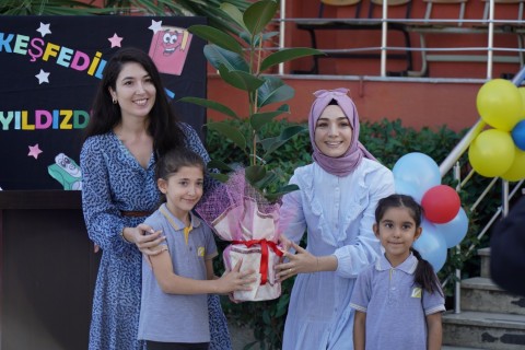 Minik öğrencilere ‘hoş geldiniz’ çiçeği