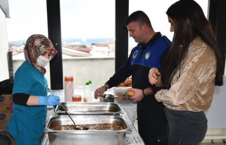 Yemekte; üzüm hoşafı, buğday çorbası ve ekmek vardı
