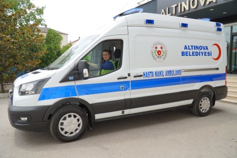 ALTINOVA BELEDİYESİNDE TAM DONANIMLI AMBULANS HİZMETE GİRDİ