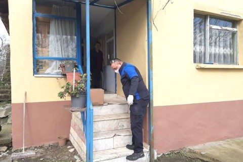 Yardım kolileri dağıtılıyor