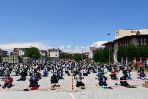 2.5 ay sonra ilk Cumada alanlar doldu taştı
