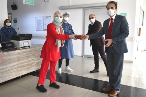 İlk mahsul çilekler sağlık çalışanlarına