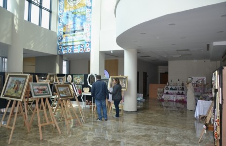 El sanatları sergisi belediye binasında