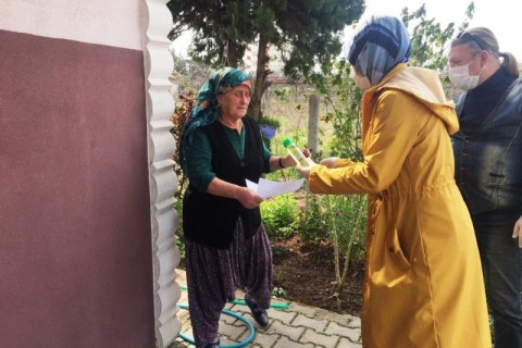 Yaşlı vatandaşlara kolonya dağıtılıyor