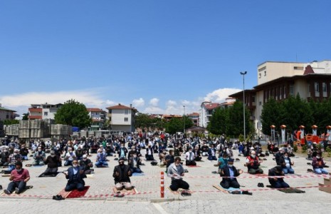 2.5 ay sonra ilk Cumada alanlar doldu taştı