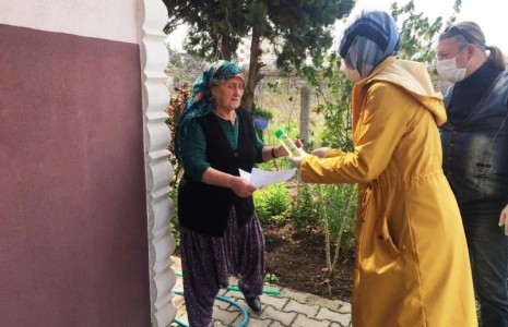 Yaşlı vatandaşlara kolonya dağıtılıyor