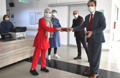 İlk mahsul çilekler sağlık çalışanlarına