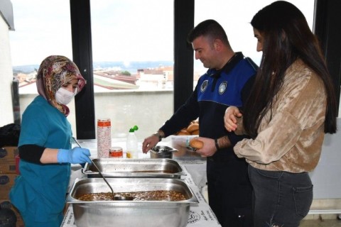 Yemekte; üzüm hoşafı, buğday çorbası ve ekmek vardı