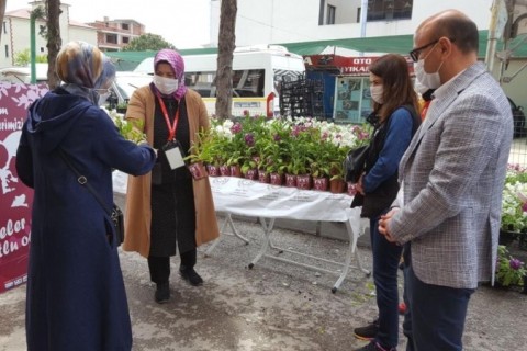 Başkan Oral, annelere çiçek dağıttı