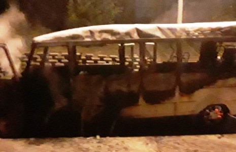 Alev alev yanan minibüsü itfaiyemiz söndürdü