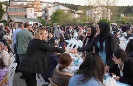 Altınova’da 4 bin kişi birlikte oruç açtı