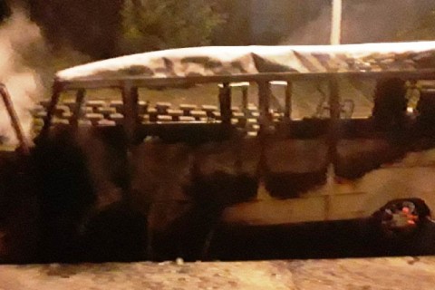 Alev alev yanan minibüsü itfaiyemiz söndürdü