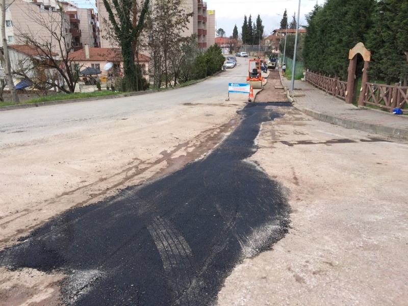 Altınova ilçe yolları için asfalt bitümlü yama çalışmaları