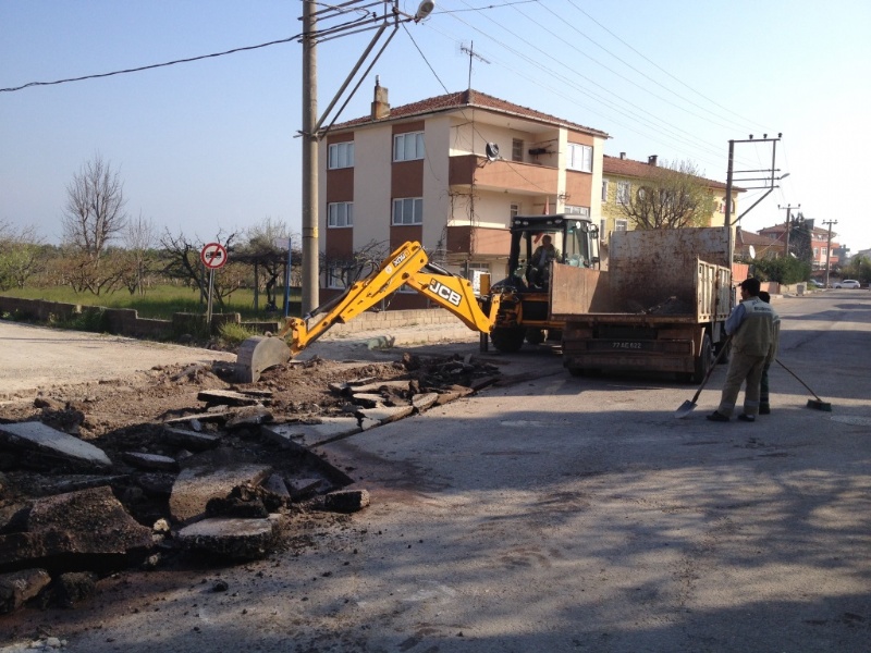 Bursa caddesinde asfalt yama işlemlerine devam edildi.
